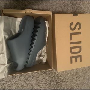 Yeezy slides size 10